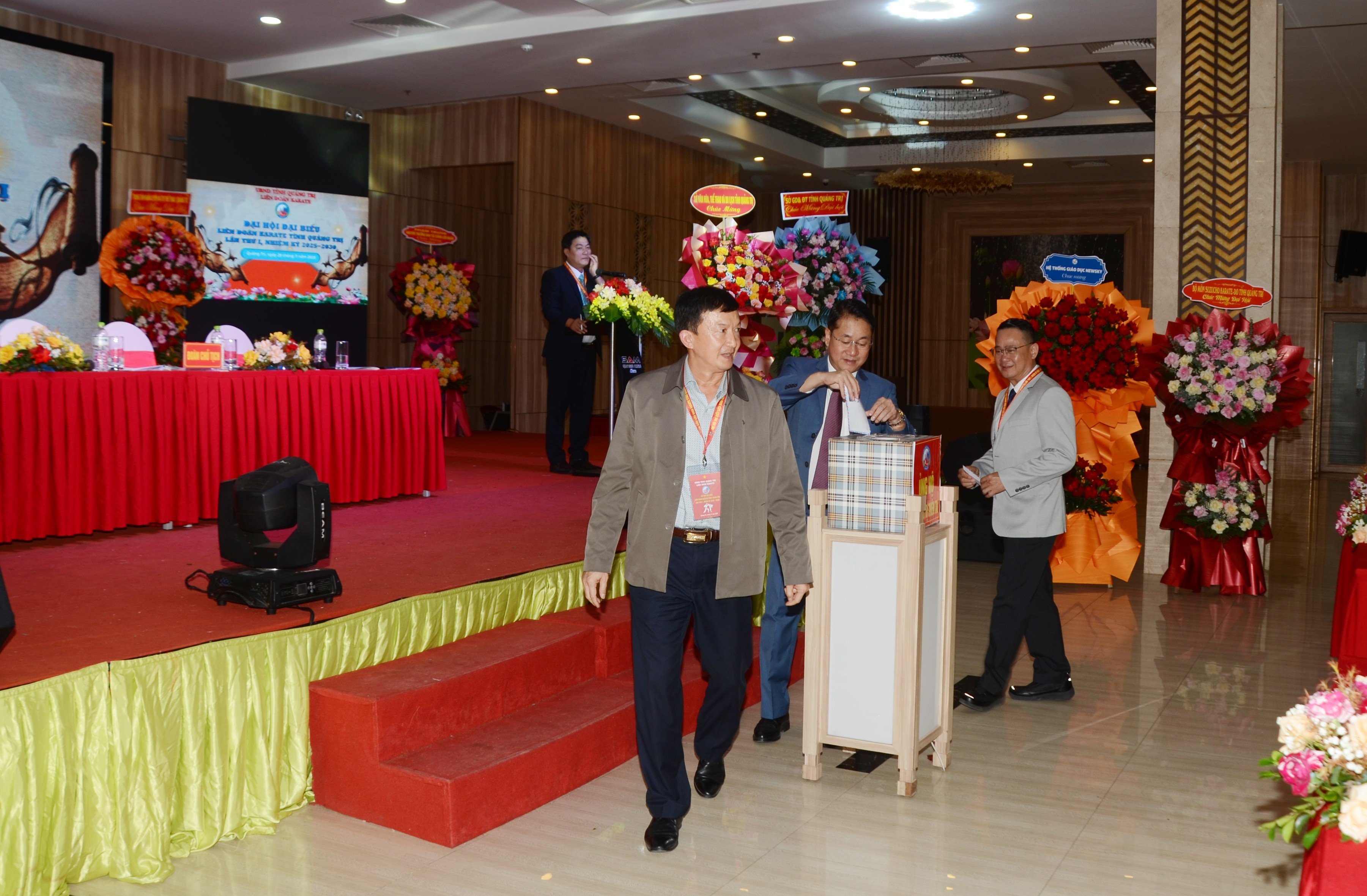 Các đại biểu dự đại hội quyên góp ủng hộ đồng bào bị ảnh hưởng lũ lụt vừa qua